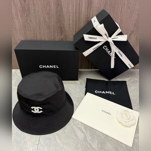 CHANEL BLACK WHITE REVERSIBLE CC LOGO BUCKET CLOCHE HAT
